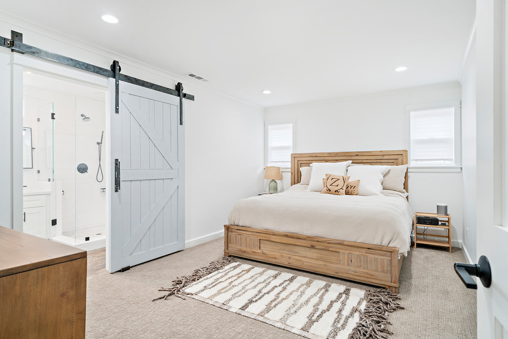 На фото: хозяйская спальня в стиле кантри с белыми стенами, ковровым покрытием и бежевым полом