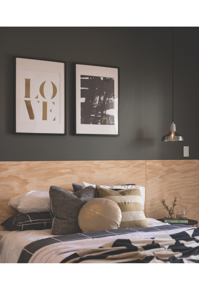Пример оригинального дизайна: хозяйская спальня среднего размера в скандинавском стиле с серыми стенами, ковровым покрытием и серым полом