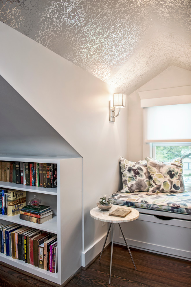 Источник вдохновения для домашнего уюта: спальня на антресоли в стиле неоклассика (современная классика) с серыми стенами и темным паркетным полом