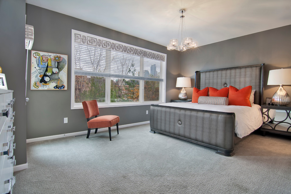 Immagine di una camera da letto classica con pareti grigie e moquette