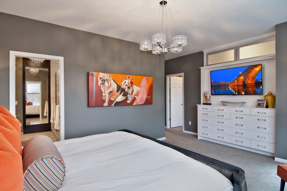 Mittelgroßes Modernes Hauptschlafzimmer ohne Kamin mit Teppichboden, grauer Wandfarbe und grauem Boden in Minneapolis