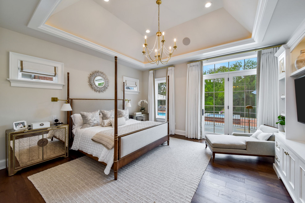 シカゴにある広いトラディショナルスタイルのおしゃれな主寝室 (濃色無垢フローリング、暖炉なし、三角天井、ベージュの壁、茶色い床)
