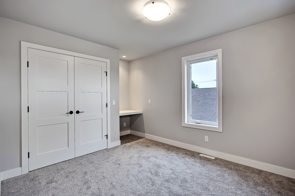 Klassisches Schlafzimmer mit grauer Wandfarbe, Teppichboden und grauem Boden in Calgary