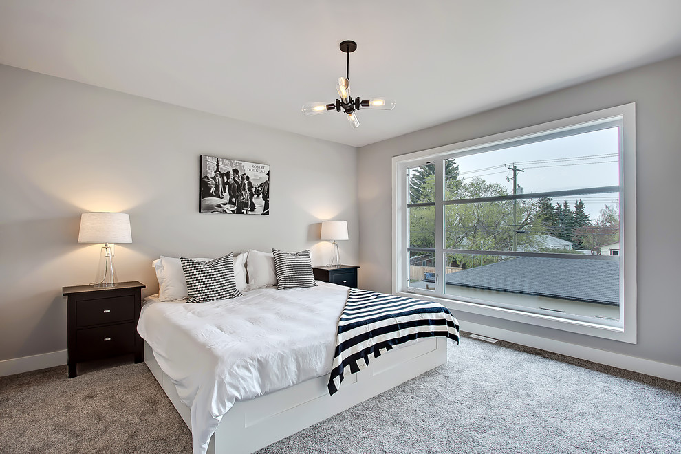 На фото: хозяйская спальня в стиле неоклассика (современная классика) с серыми стенами и ковровым покрытием