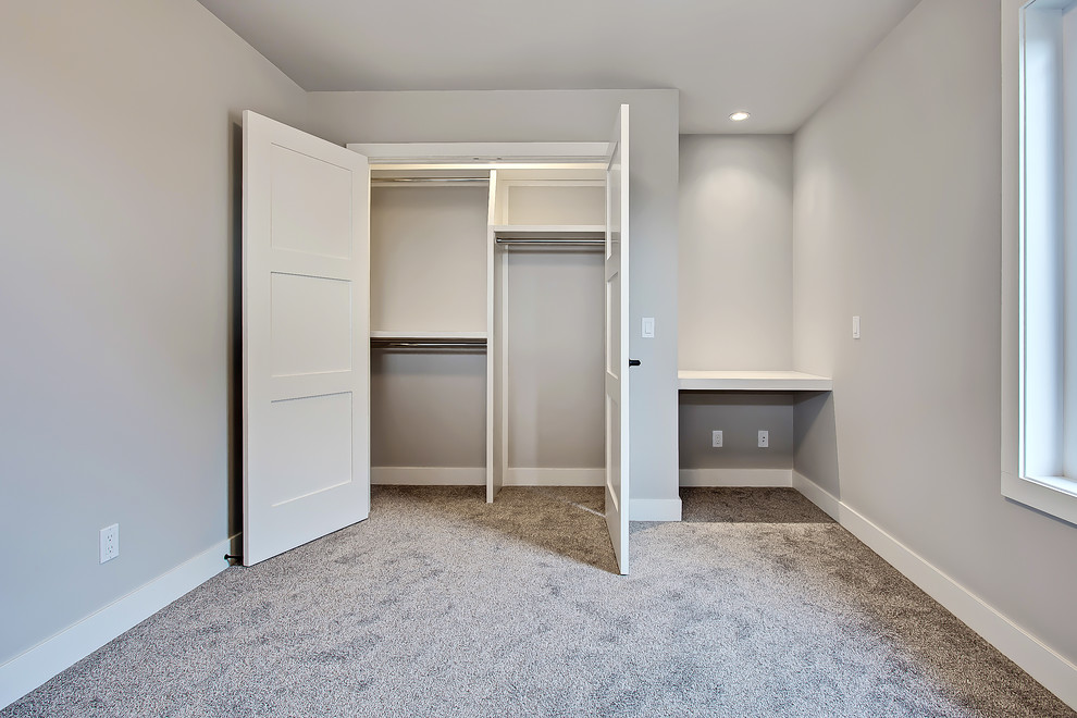 Inspiration pour une chambre avec moquette traditionnelle avec un mur gris et un sol gris.