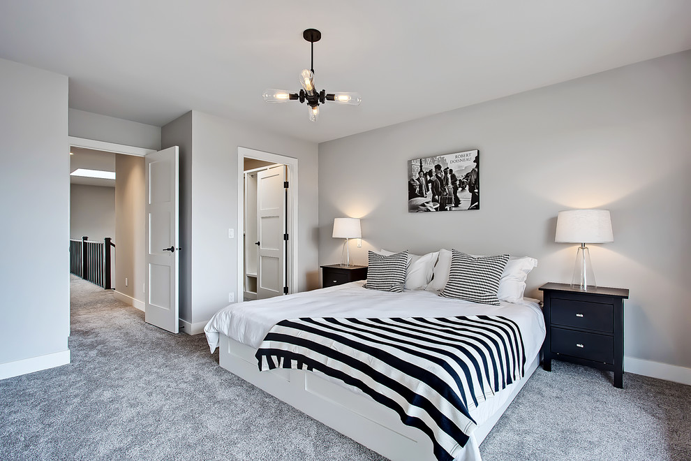 Klassisches Hauptschlafzimmer mit grauer Wandfarbe und Teppichboden in Calgary