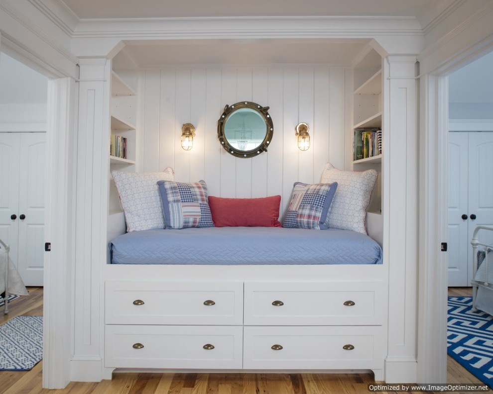 Esempio di una camera degli ospiti stile marino di medie dimensioni con pareti bianche e pavimento in legno massello medio