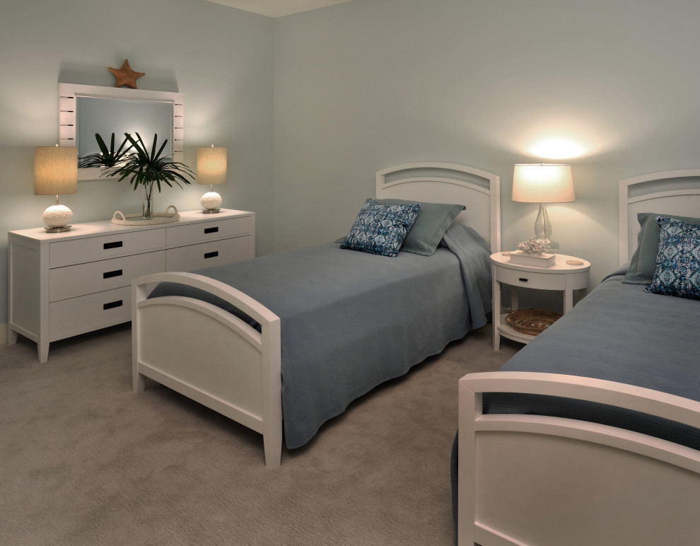 Foto di una piccola camera degli ospiti stile marinaro con pareti blu, moquette e pavimento grigio