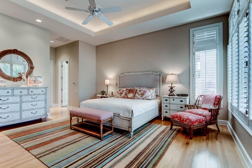 Imagen de dormitorio principal clásico renovado de tamaño medio sin chimenea con paredes beige y suelo de madera en tonos medios
