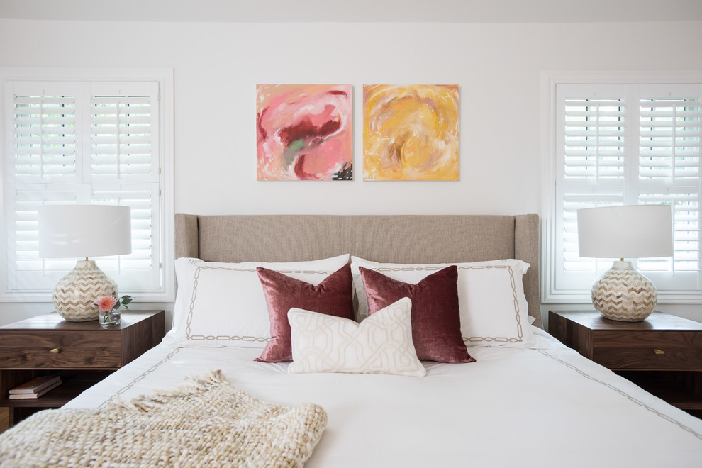 Modelo de dormitorio principal minimalista con paredes blancas y suelo de madera en tonos medios
