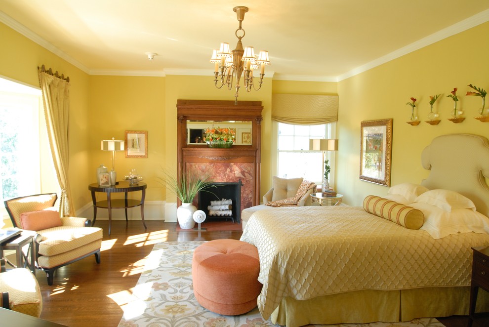 Foto de dormitorio tradicional con paredes amarillas
