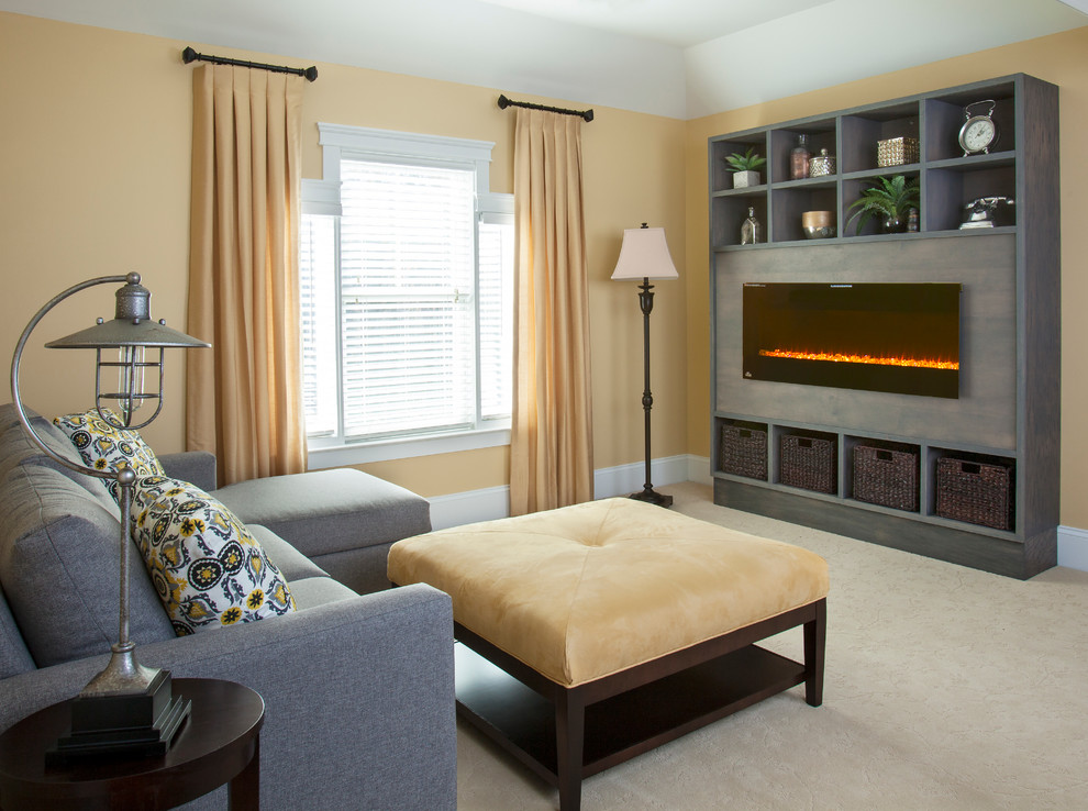 ボルチモアにある広いトランジショナルスタイルのおしゃれな主寝室 (黄色い壁、カーペット敷き、標準型暖炉、木材の暖炉まわり)