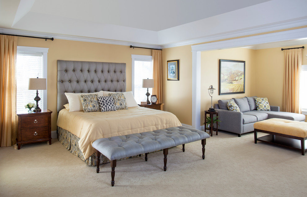 Пример оригинального дизайна: большая хозяйская спальня в стиле неоклассика (современная классика) с желтыми стенами и ковровым покрытием