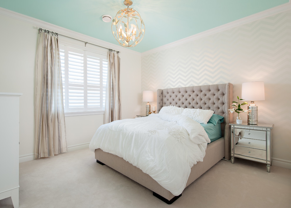 Großes Klassisches Schlafzimmer mit beiger Wandfarbe und Teppichboden in Vancouver