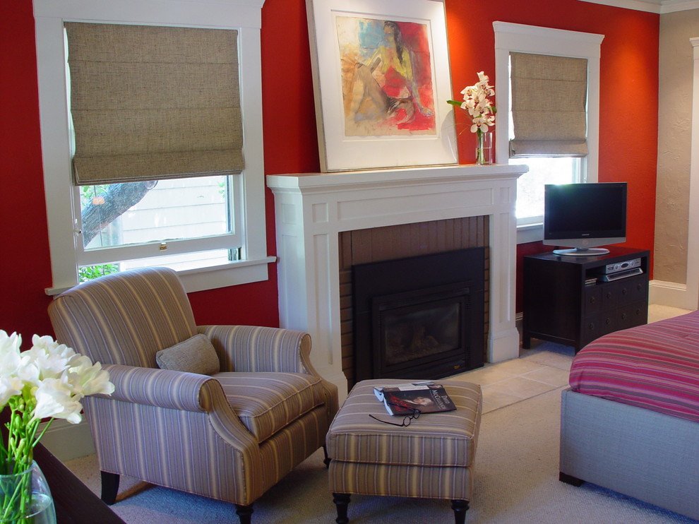 Idées déco pour une grande chambre avec moquette éclectique avec un mur rouge, une cheminée standard et un manteau de cheminée en brique.
