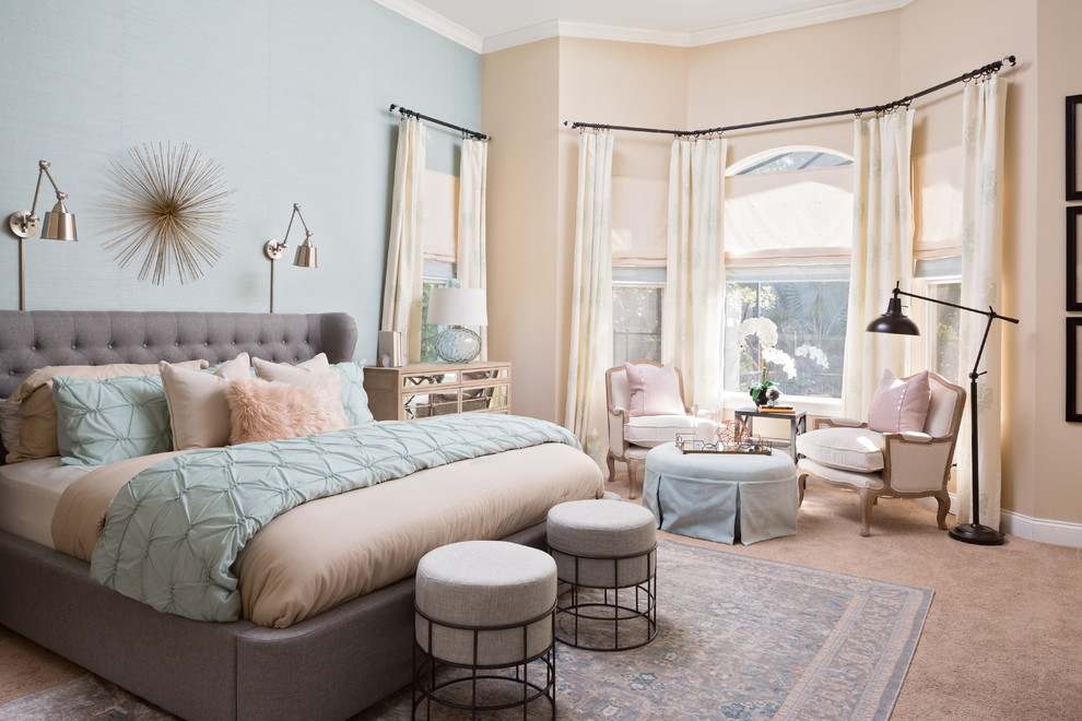 Idee per una camera matrimoniale chic con pareti blu, moquette e pavimento marrone