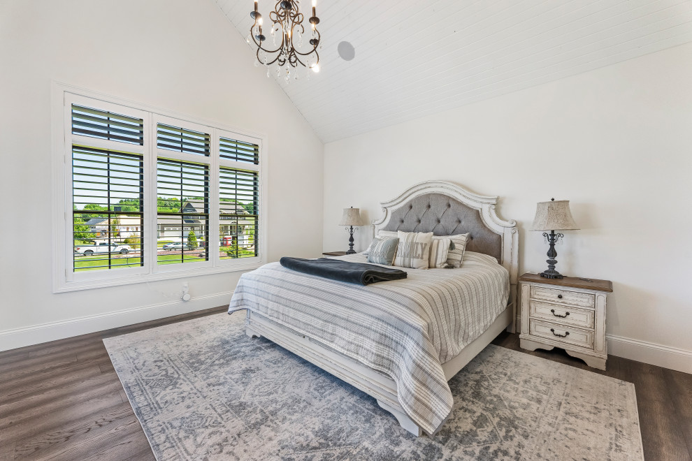 Foto de dormitorio clásico con paredes blancas, suelo de madera en tonos medios, suelo marrón y machihembrado