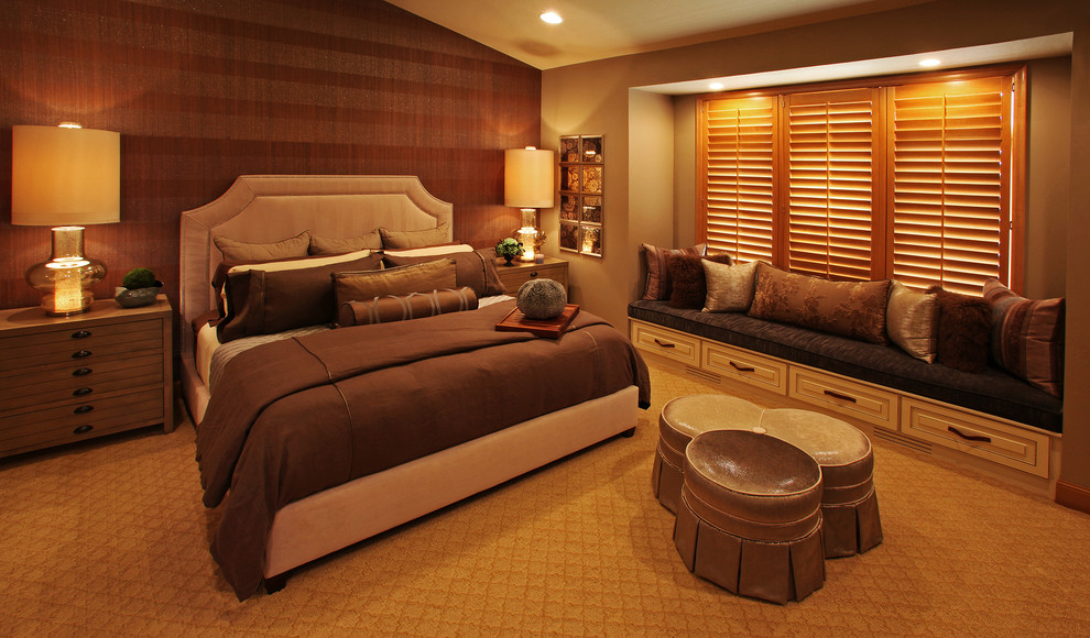 Klassisches Schlafzimmer mit beiger Wandfarbe und Teppichboden in Minneapolis