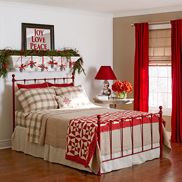 シャーロットにある中くらいなトランジショナルスタイルのおしゃれな客用寝室 (白い壁、無垢フローリング、赤いカーテン) のレイアウト