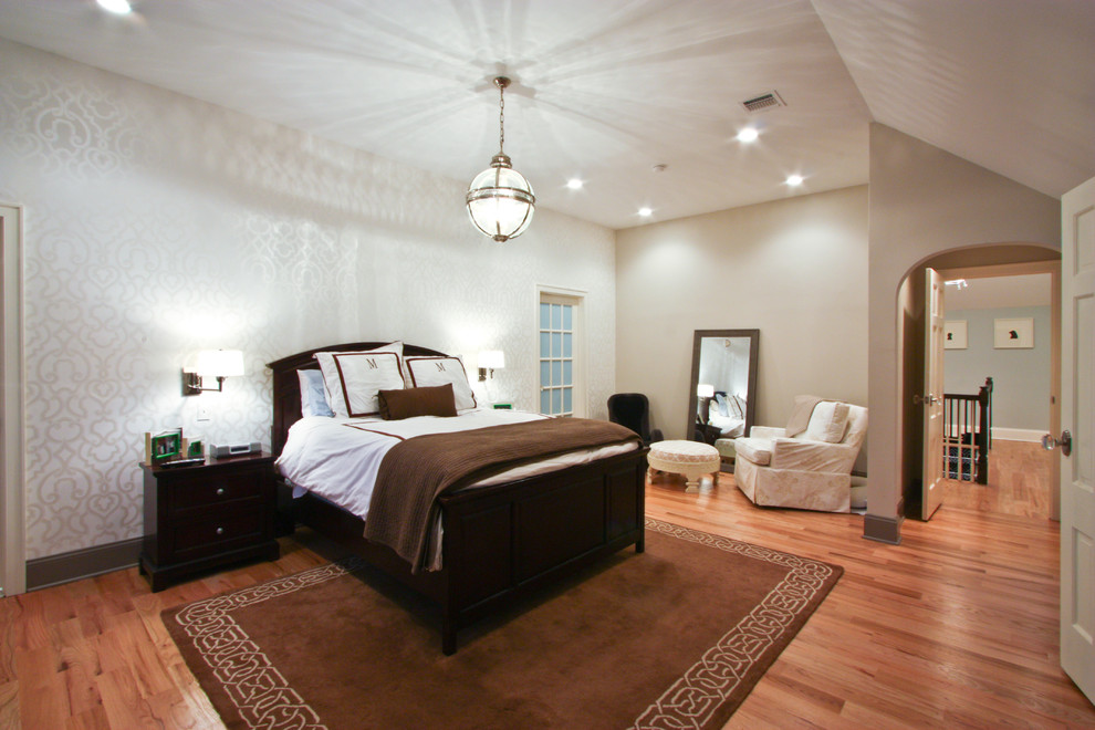 Esempio di una camera da letto tradizionale con pareti multicolore e pavimento in legno massello medio