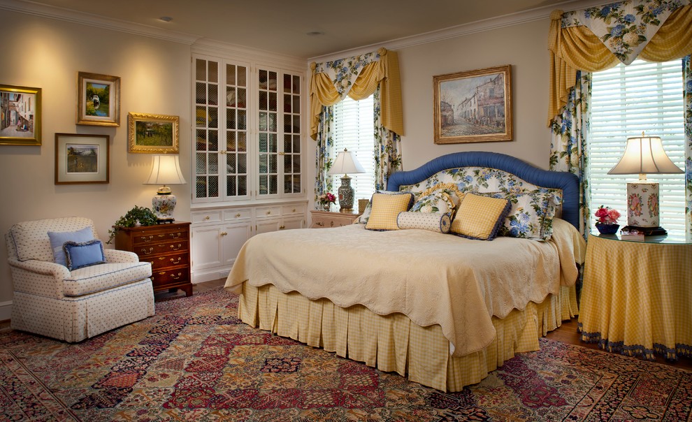 Immagine di una grande camera da letto tradizionale