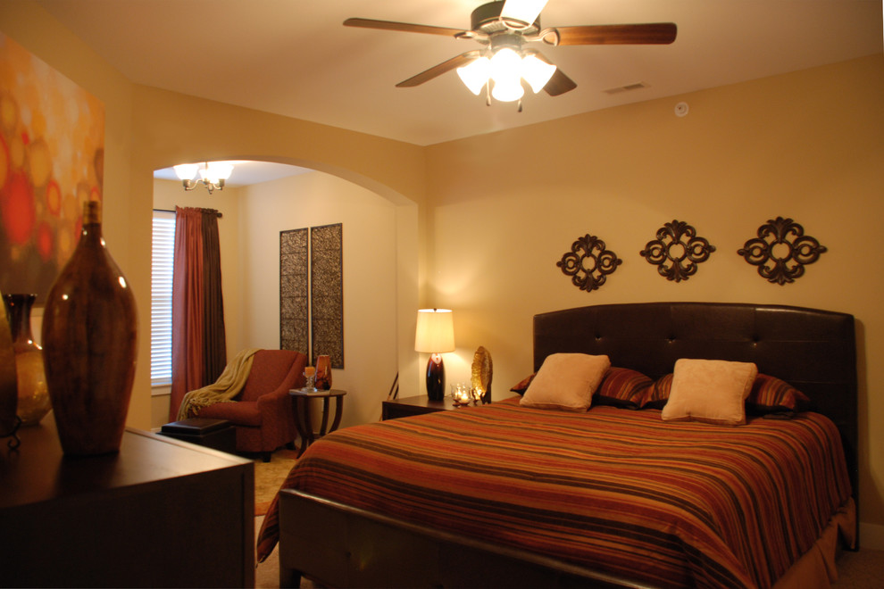 Modelo de habitación de invitados clásica de tamaño medio con paredes beige, moqueta y suelo beige