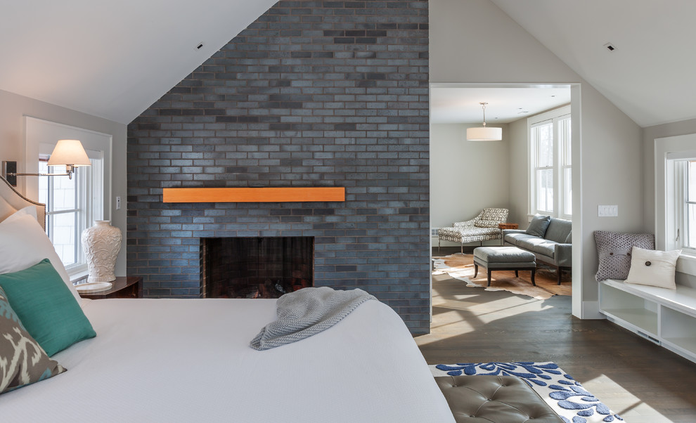 ミネアポリスにある広いコンテンポラリースタイルのおしゃれな主寝室 (ベージュの壁、濃色無垢フローリング、標準型暖炉、レンガの暖炉まわり)