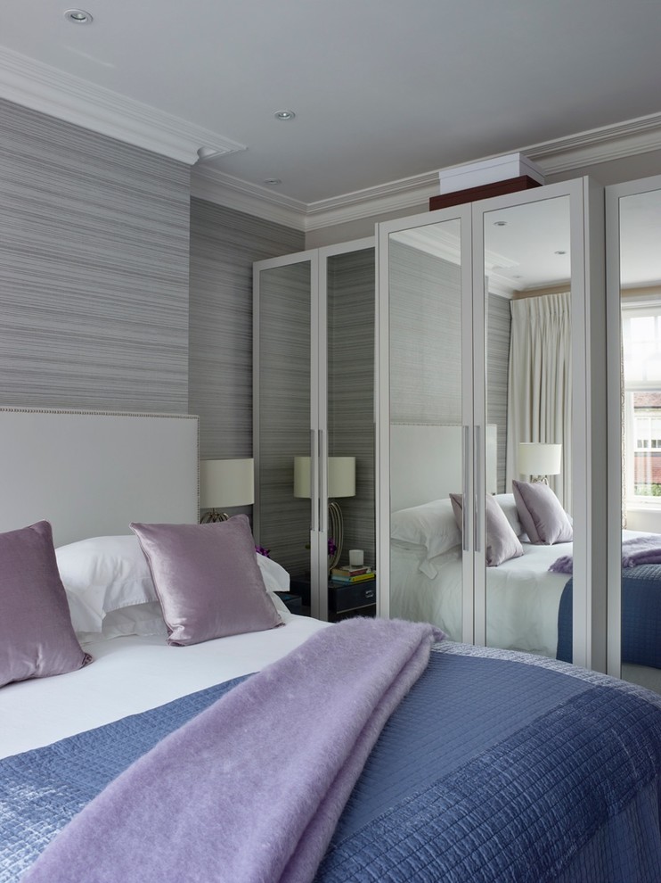 Mittelgroßes Modernes Hauptschlafzimmer mit weißer Wandfarbe, Teppichboden und grauem Boden in London