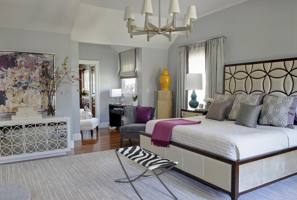 マイアミにある広いトランジショナルスタイルのおしゃれな主寝室 (グレーの壁、濃色無垢フローリング、暖炉なし)