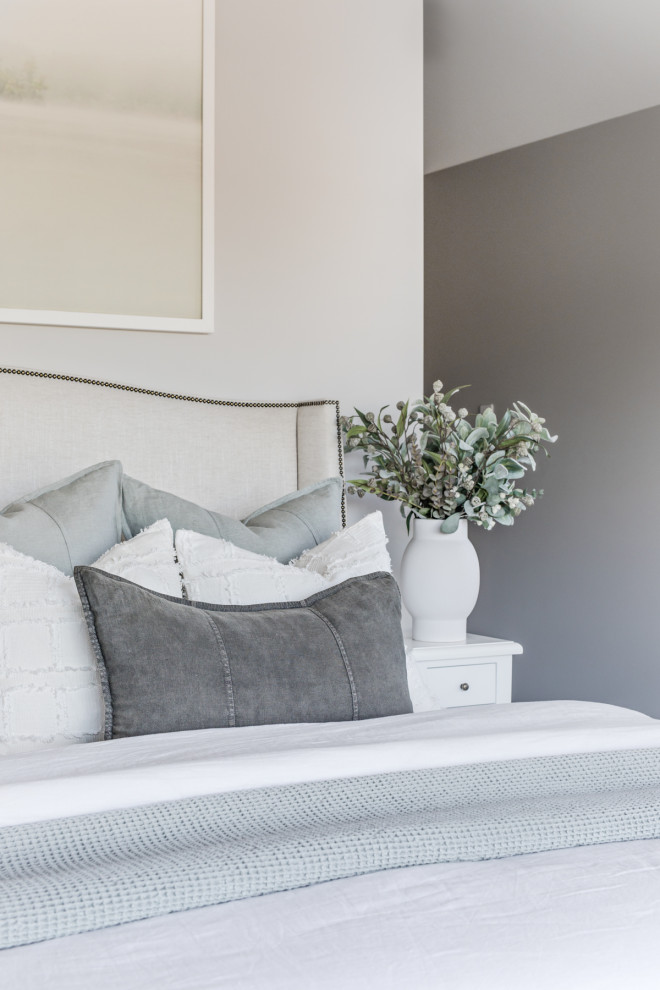 Exempel på ett sovrum, med grå väggar, heltäckningsmatta och grått golv