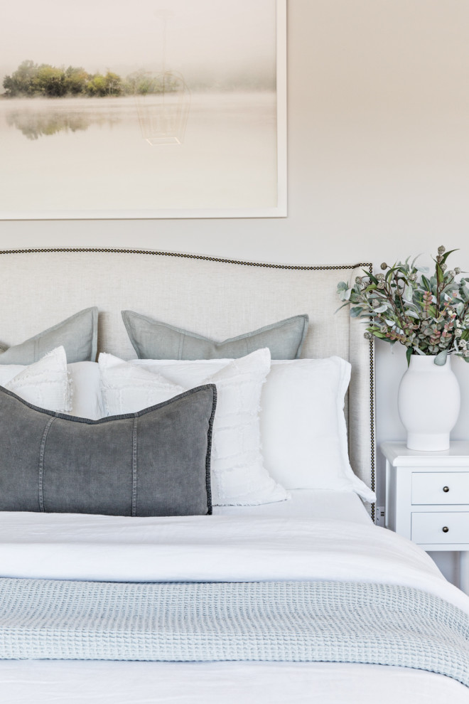 Стильный дизайн: спальня с серыми стенами, ковровым покрытием и серым полом - последний тренд