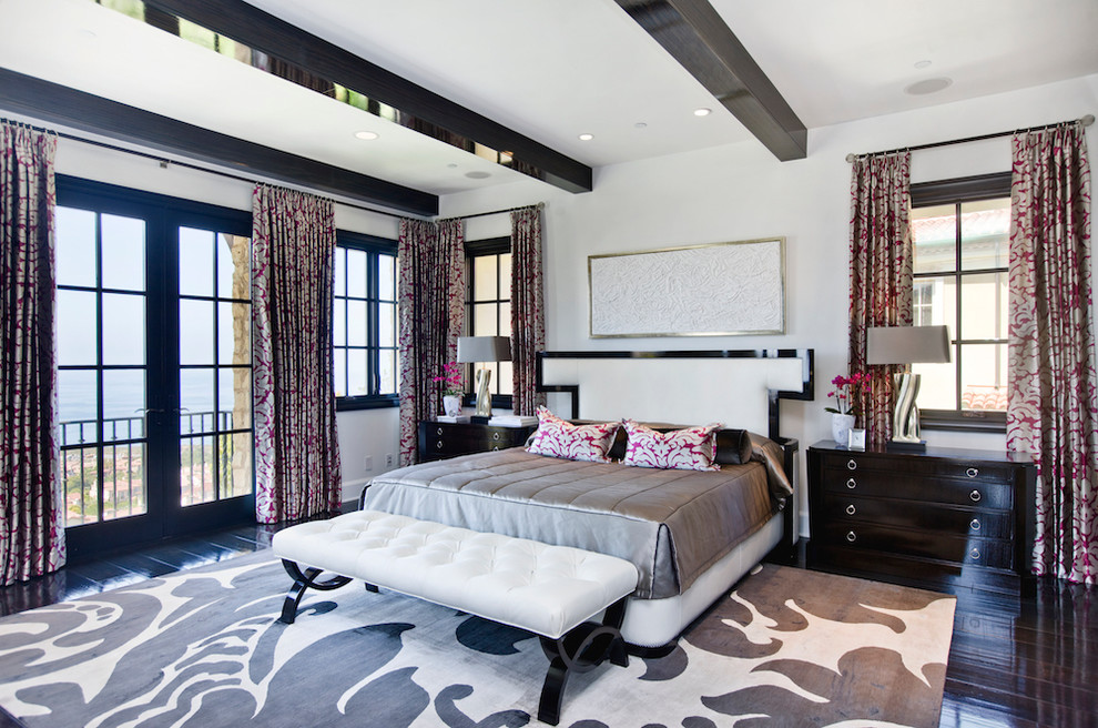 Imagen de dormitorio principal tradicional renovado grande con paredes blancas y suelo de madera oscura