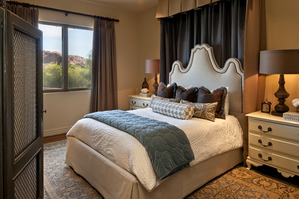 Design ideas for a traditional bedroom in Los Angeles with beige walls.