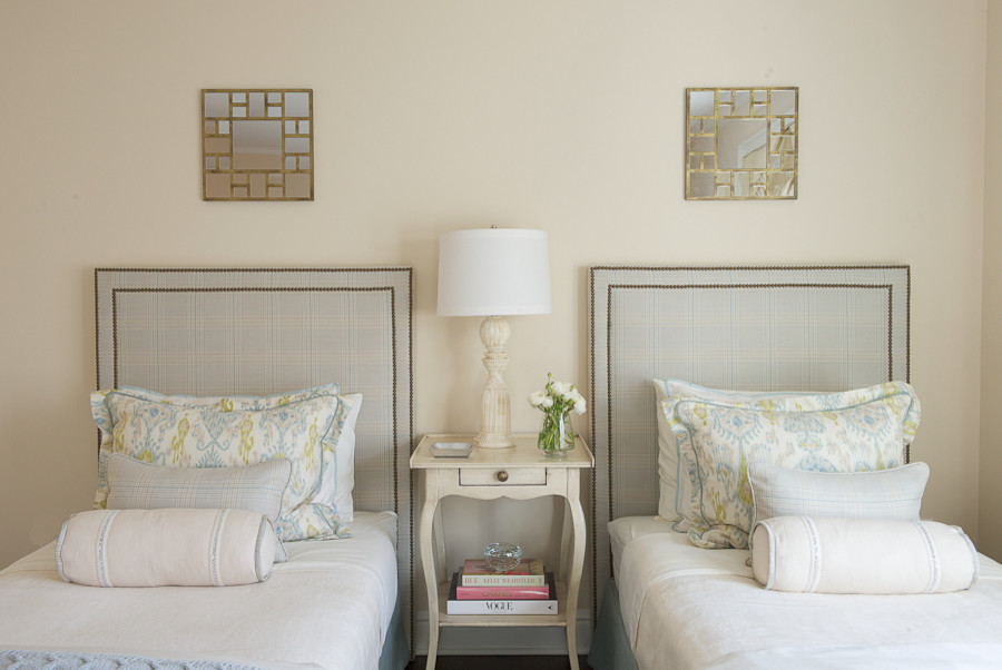 Immagine di una camera degli ospiti classica di medie dimensioni con pareti beige