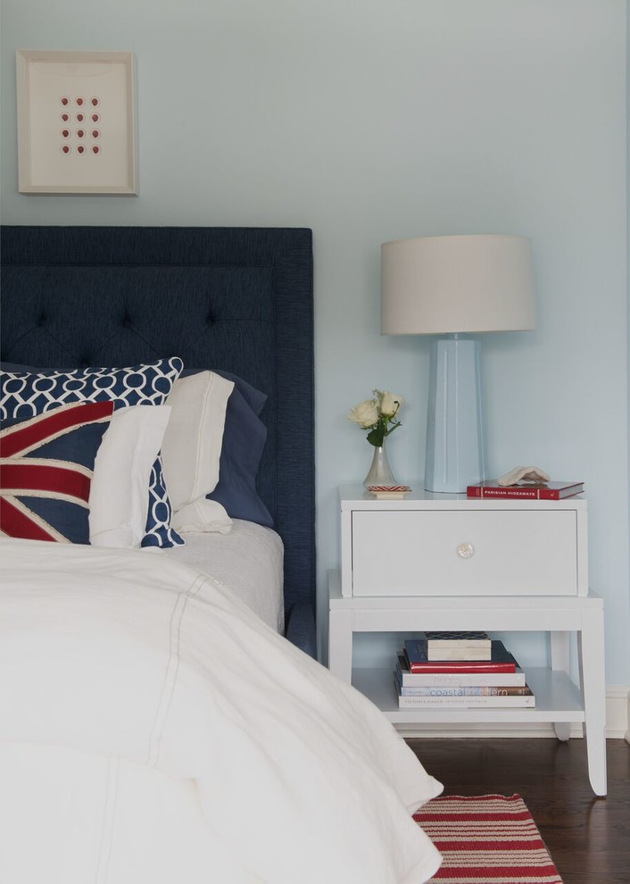 На фото: гостевая спальня среднего размера, (комната для гостей) в стиле неоклассика (современная классика) с синими стенами