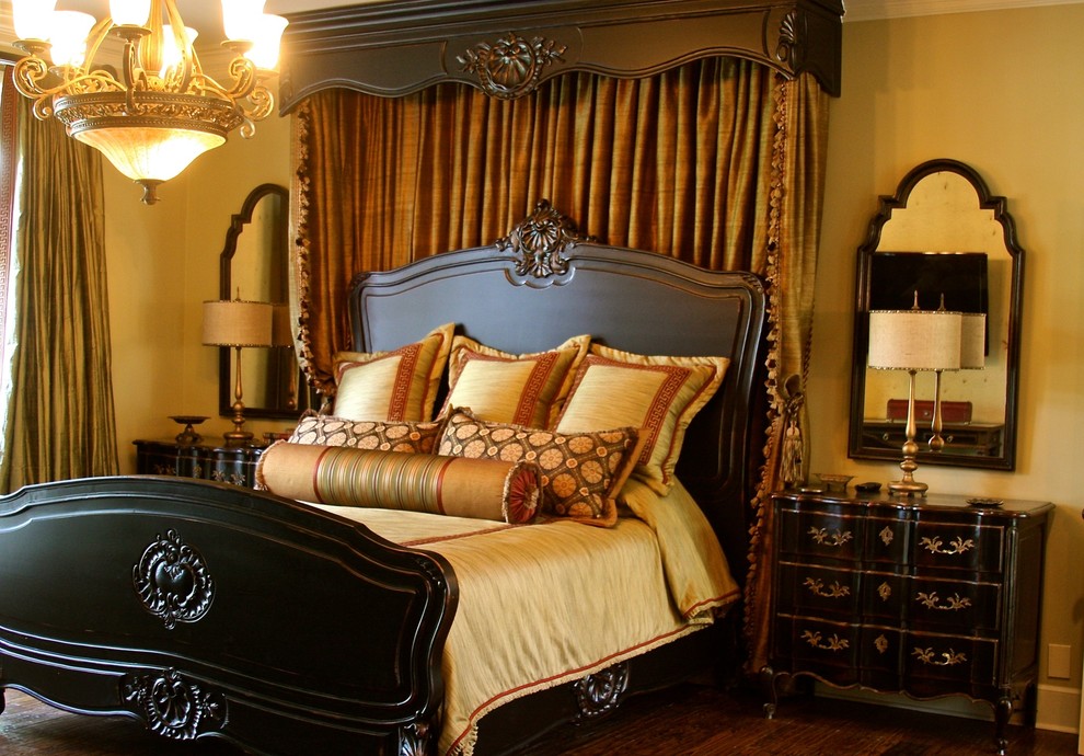 他の地域にある中くらいなトラディショナルスタイルのおしゃれな主寝室 (ベージュの壁、濃色無垢フローリング、茶色い床) のレイアウト