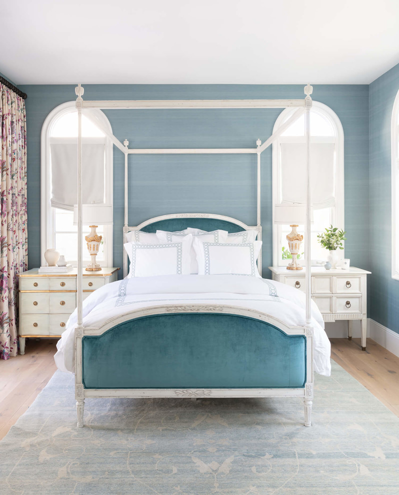 Idee per una camera da letto classica con pareti blu, parquet chiaro e pavimento beige