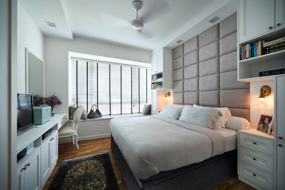 Ispirazione per una camera da letto tradizionale con pareti bianche, pavimento in legno massello medio e pavimento marrone