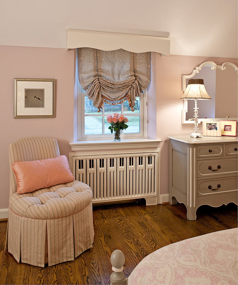 Idee per una camera degli ospiti stile shabby di medie dimensioni con pareti rosa, parquet scuro e pavimento marrone