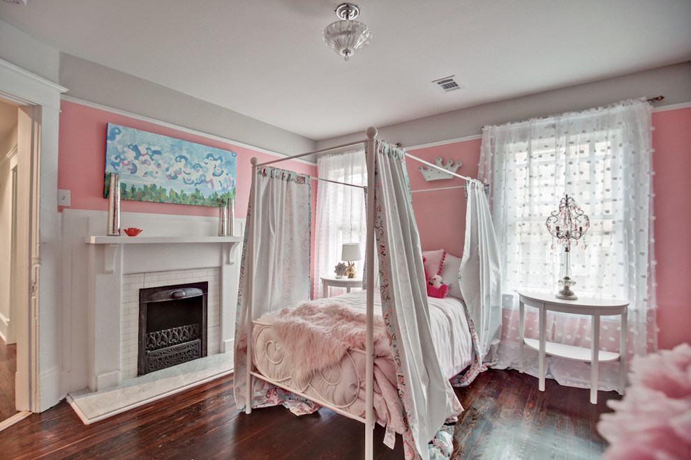 Diseño de habitación de invitados de estilo americano de tamaño medio con paredes rosas, suelo de madera oscura, todas las chimeneas, marco de chimenea de baldosas y/o azulejos y suelo marrón