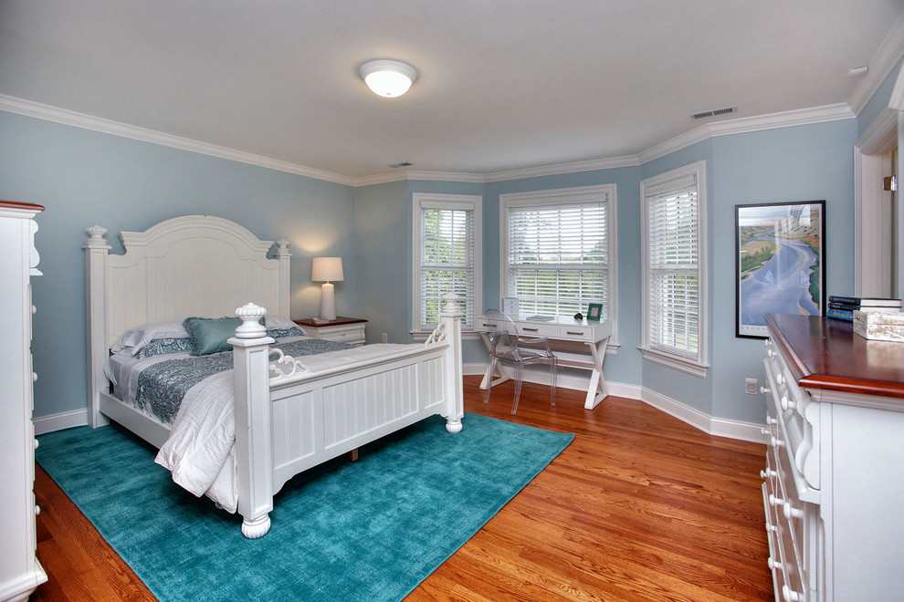 На фото: спальня в стиле неоклассика (современная классика) с синими стенами и паркетным полом среднего тона с