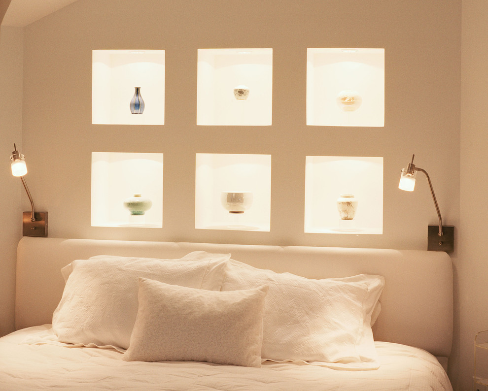 Стильный дизайн: спальня в современном стиле с кроватью в нише - последний тренд