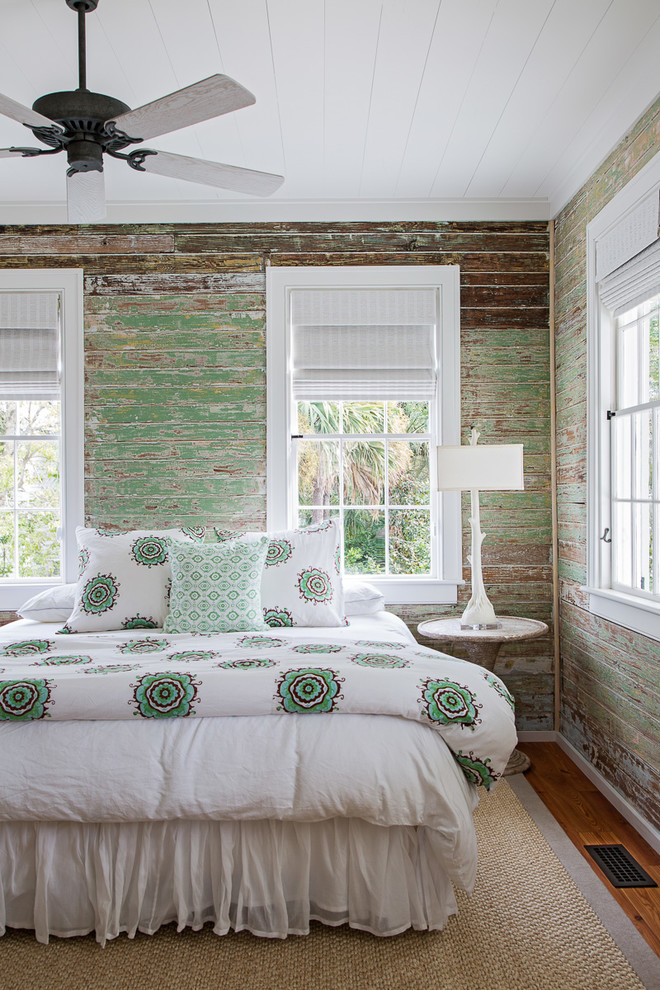 Modelo de habitación de invitados marinera de tamaño medio con paredes verdes y suelo de madera clara