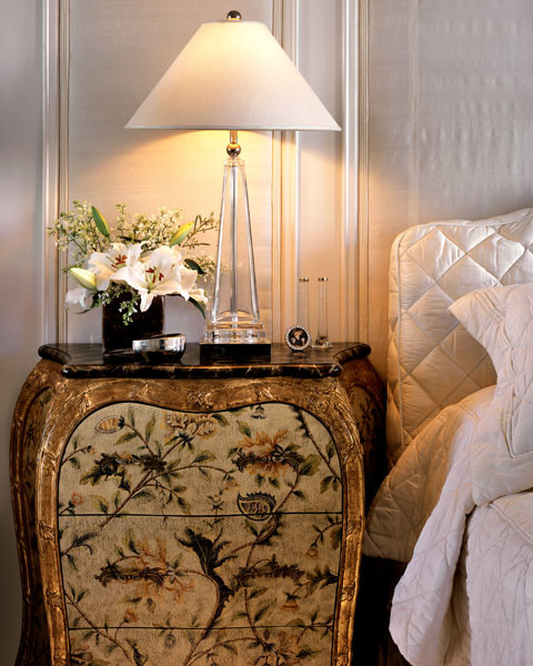 Стильный дизайн: хозяйская спальня среднего размера в классическом стиле с белыми стенами, деревянным полом и белым полом без камина - последний тренд