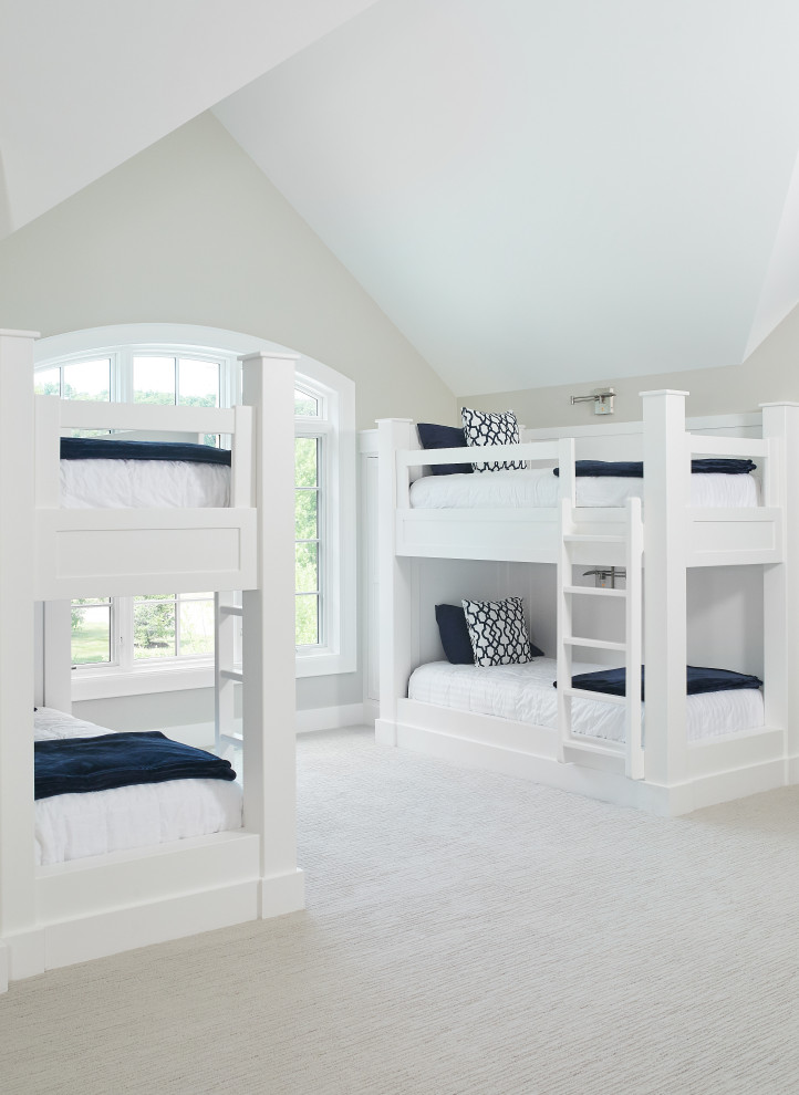 Idee per una camera degli ospiti stile marino con pareti beige, moquette, pavimento bianco e soffitto a volta