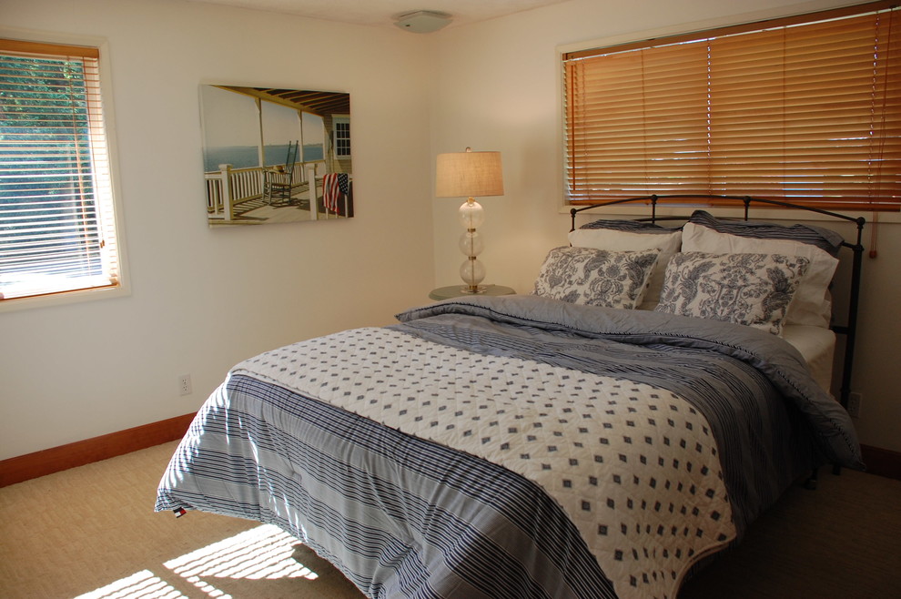 Стильный дизайн: гостевая спальня среднего размера, (комната для гостей) в классическом стиле с белыми стенами, ковровым покрытием, бежевым полом и горизонтальным камином - последний тренд
