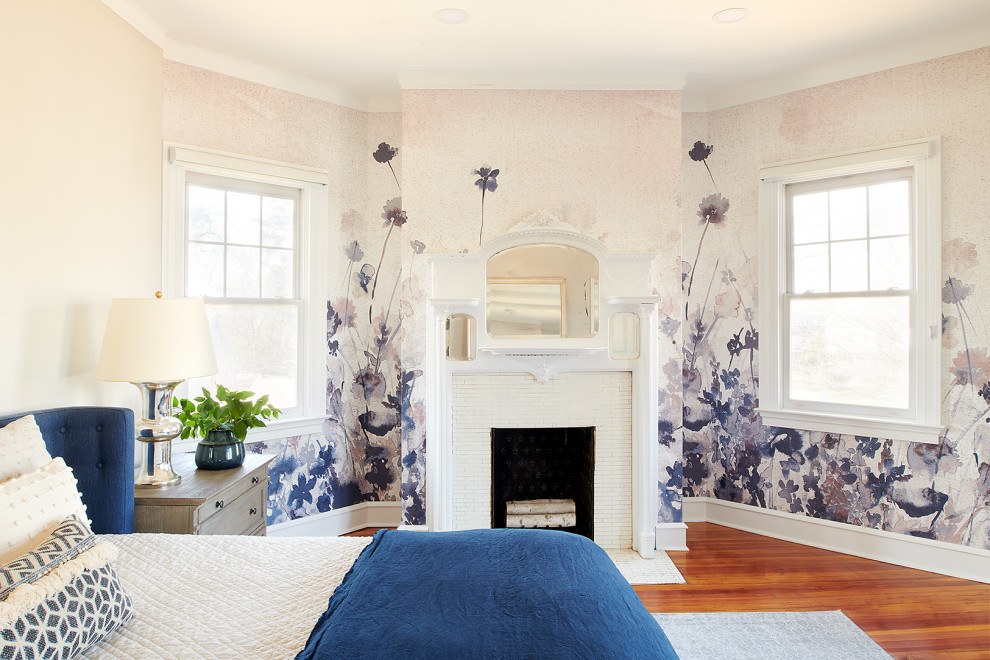 フィラデルフィアにある中くらいなエクレクティックスタイルのおしゃれな主寝室 (マルチカラーの壁、無垢フローリング、標準型暖炉、タイルの暖炉まわり、茶色い床、壁紙) のレイアウト