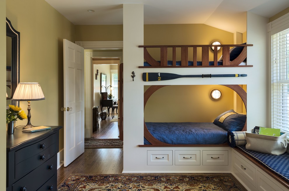 Modelo de habitación de invitados tradicional sin chimenea con suelo de madera oscura y paredes amarillas