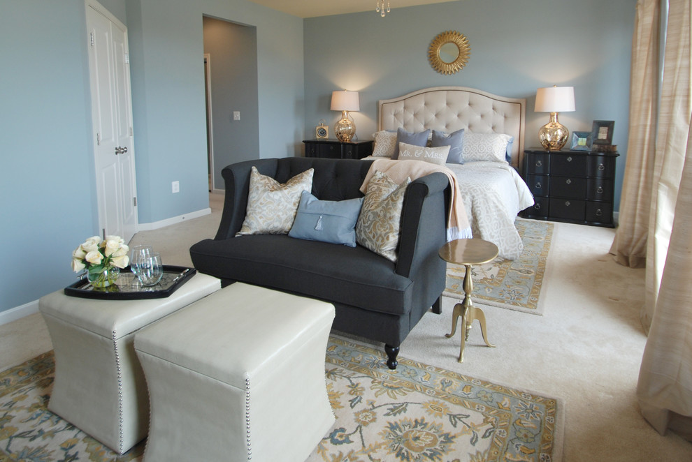 Свежая идея для дизайна: спальня в классическом стиле с синими стенами - отличное фото интерьера