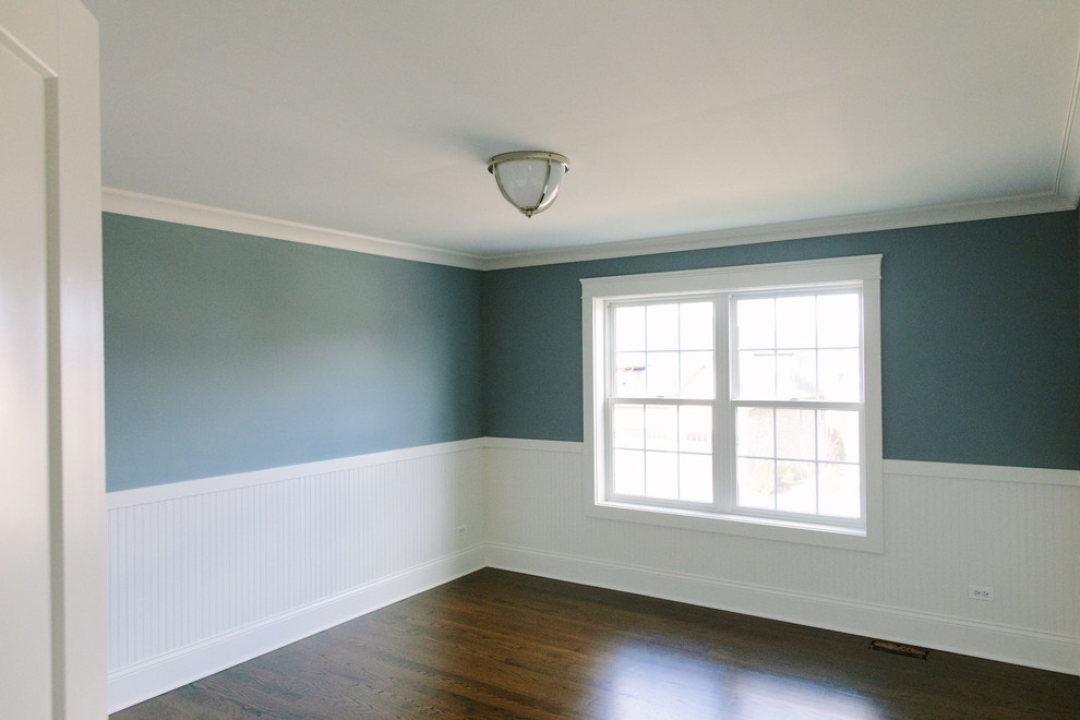 Imagen de dormitorio principal clásico de tamaño medio con paredes grises y suelo de madera oscura